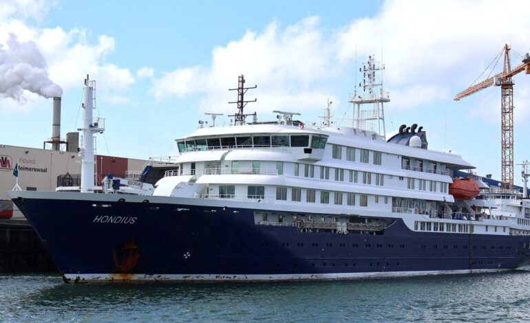 Navio de cruzeiro atingido por hantavírus retira passageiros doentes
