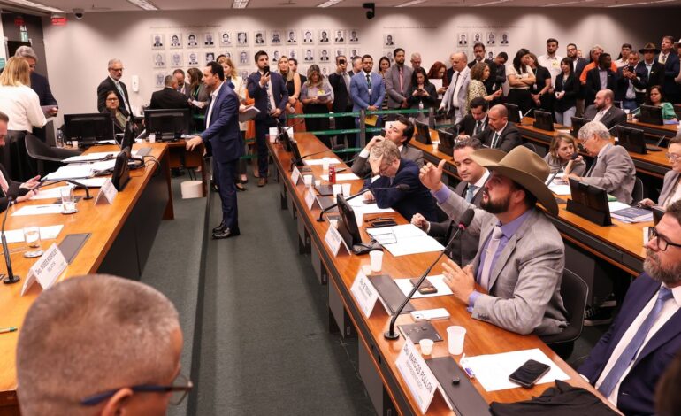 Conselho de Ética suspende três deputados por motim na Câmara