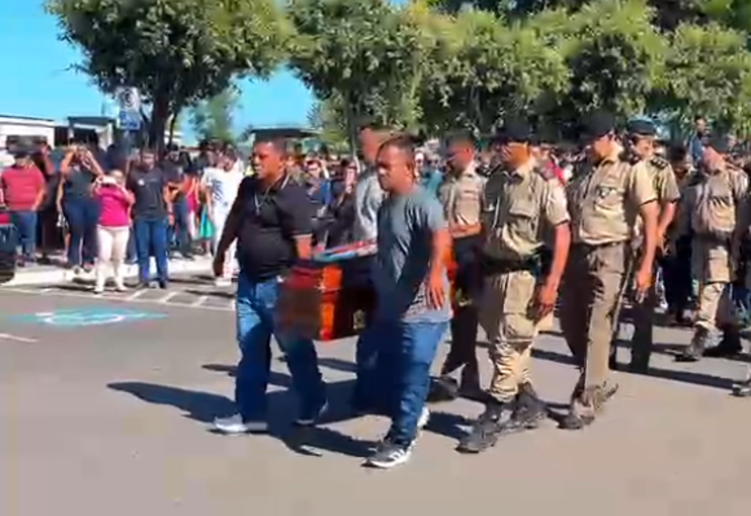 Militares prestam homenagem a policial que morreu com queimaduras | G1