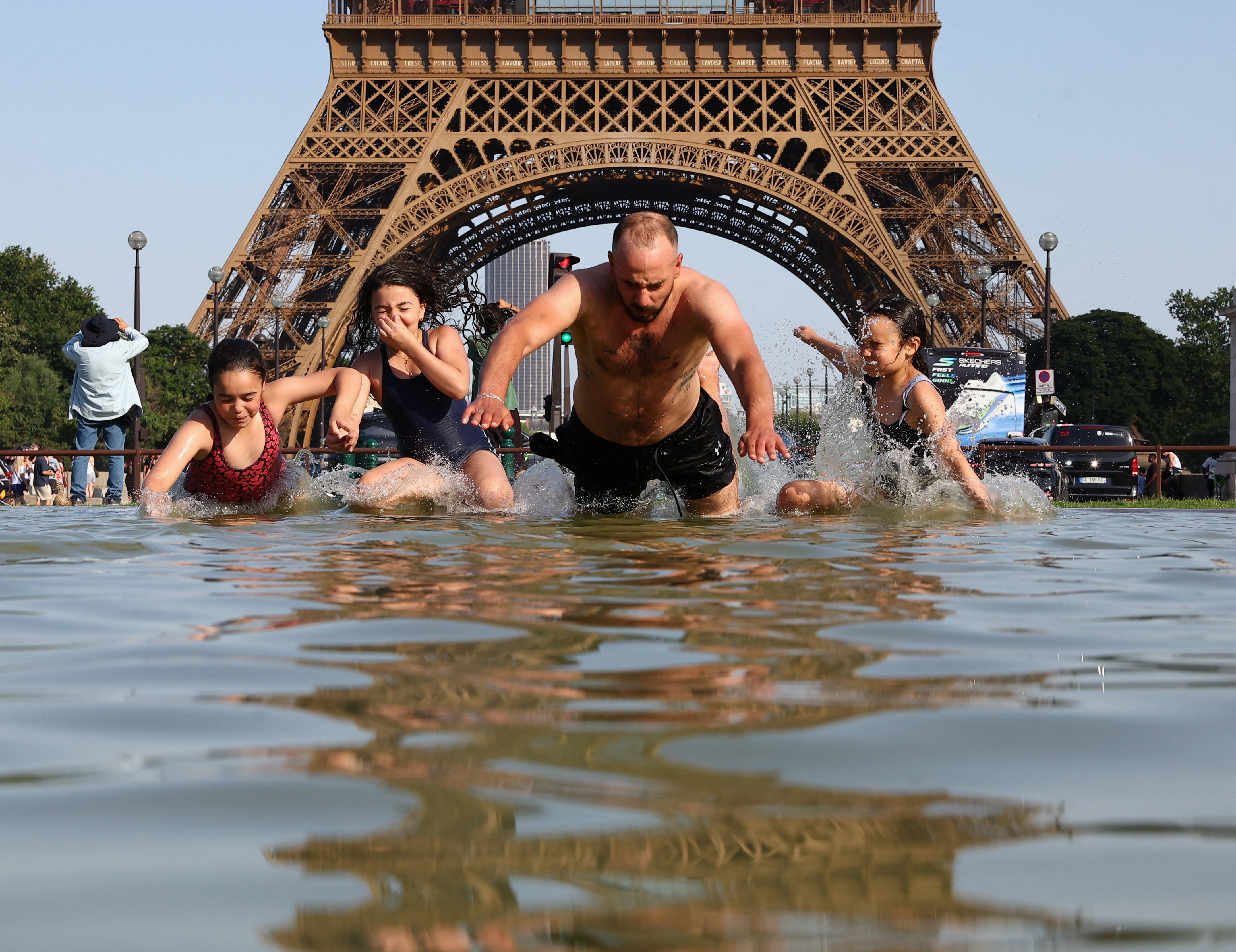 torre-eiffel-e-fechada-por-conta-da-onda-de-calor-em-paris-|-g1