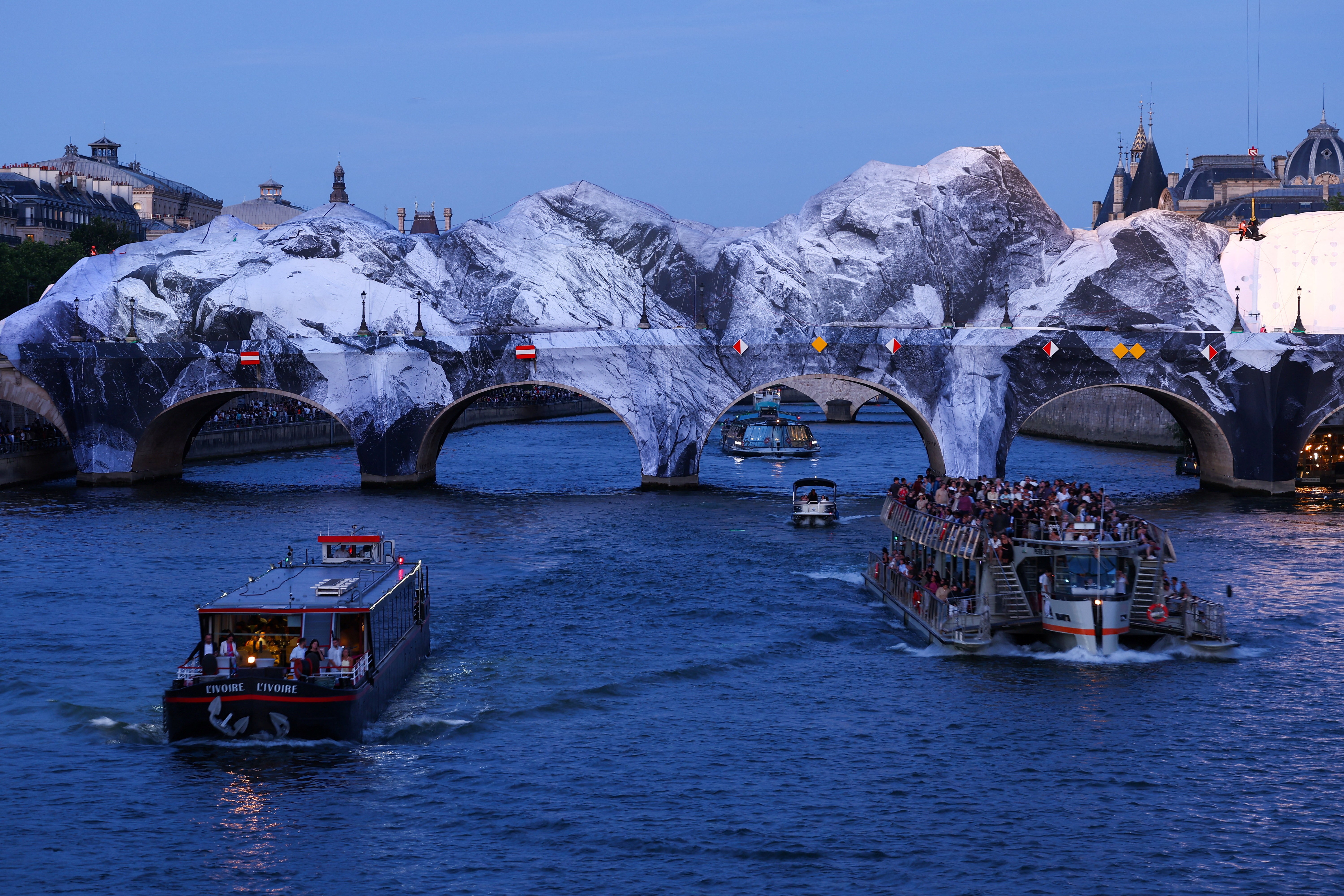 ponte-embalada-por-artista-plastico-abre-para-visitacao-em-paris-|-g1