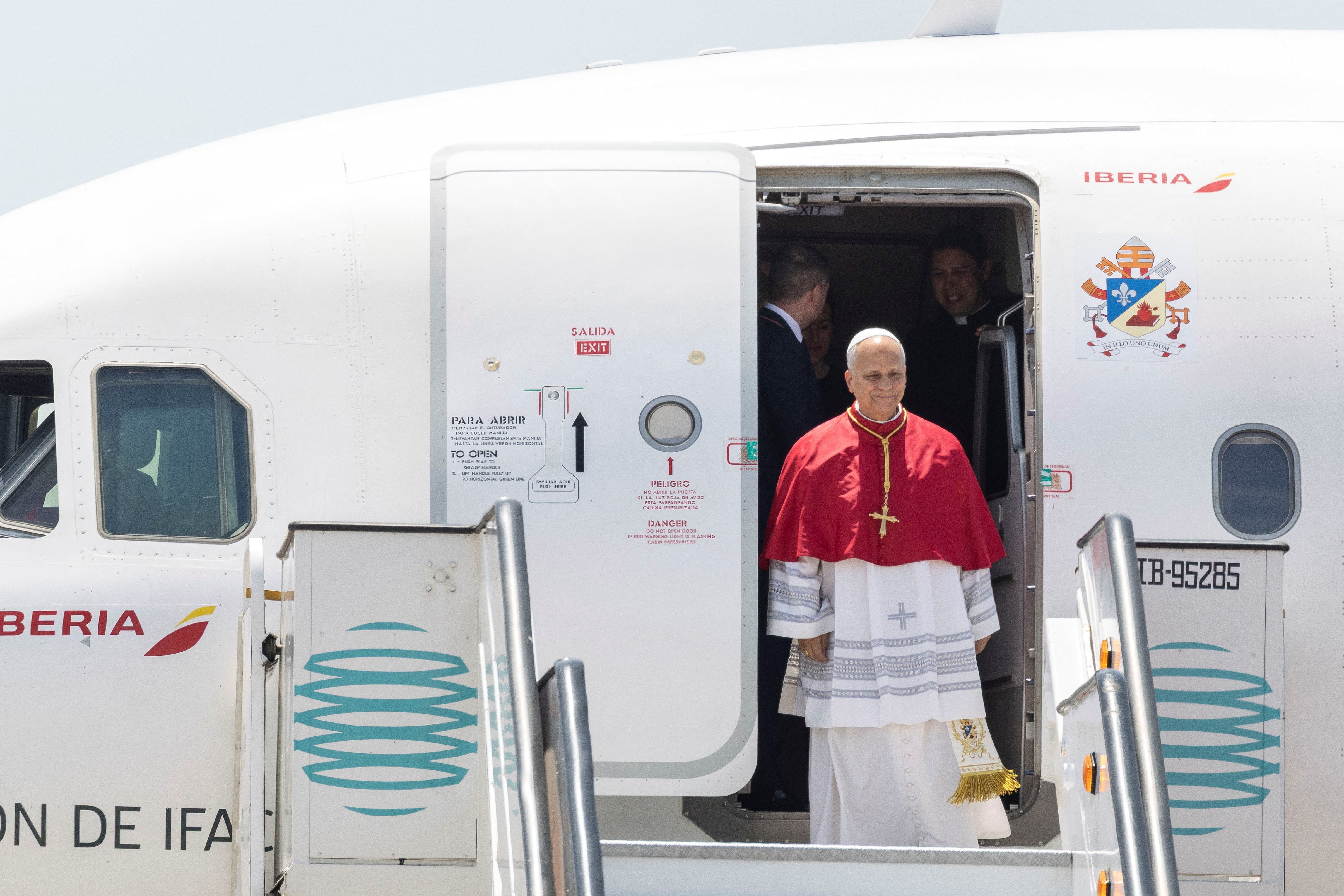 Papa Leão XIV chega a Barcelona para abençoar nova torre da Sagrada Família | G1