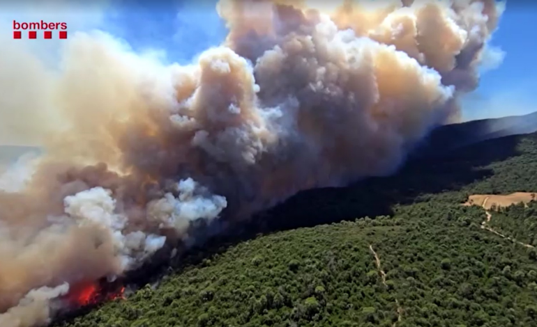 incendio-florestal-atinge-costa-brava-e-leva-a-confinamento-de-cidades-|-g1