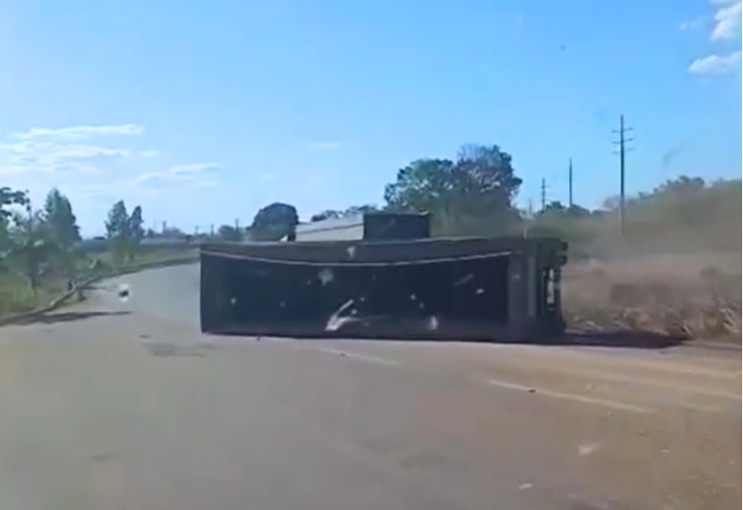 motorista-de-carreta-tenta-fazer-ultrapassagem-e-tomba-no-to;-video-|-g1