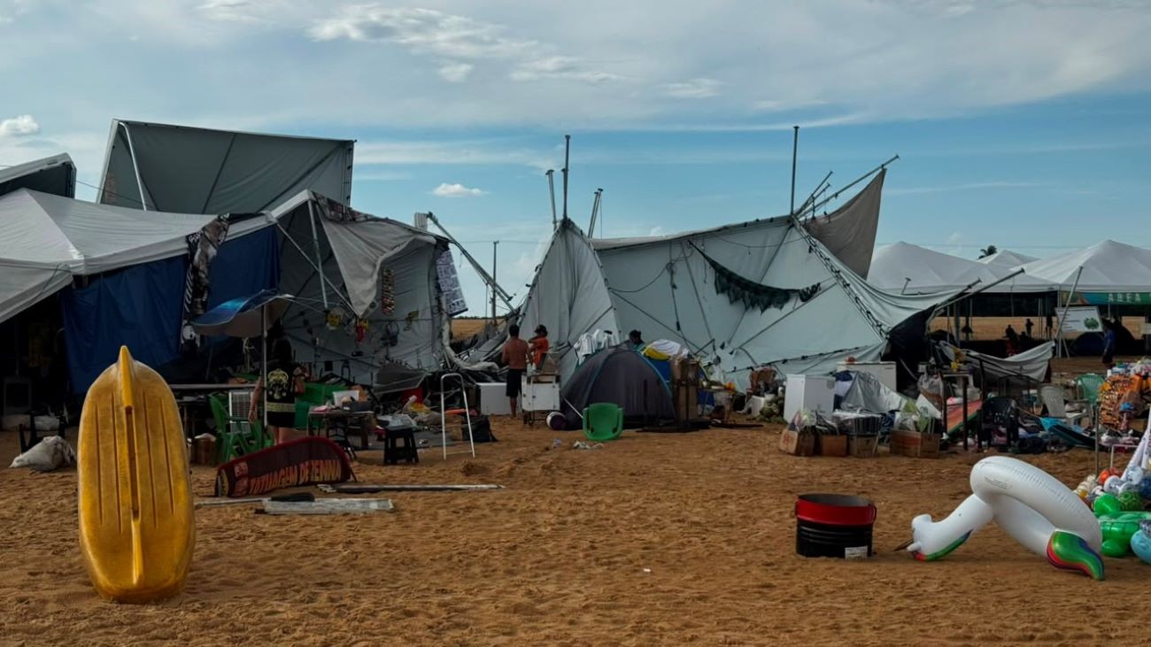 temporal-derruba-barracas-e-assusta-turistas-em-praia-no-tocantins-|-g1