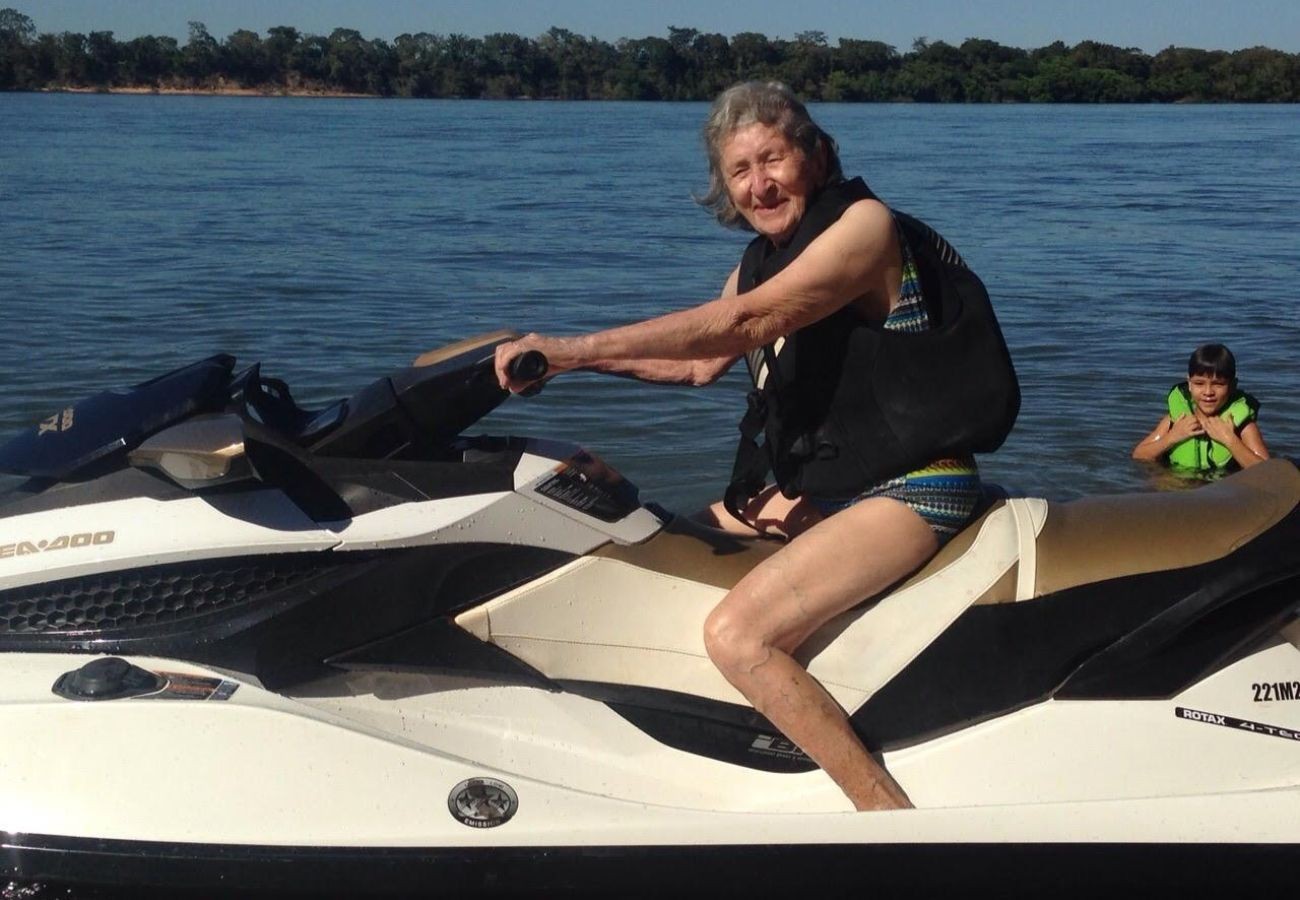 conheca-mulher-de-100-anos-que-anda-de-moto-aquatica-e-tem-51-bisnetos-|-g1