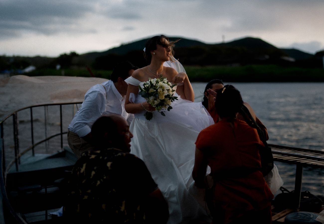 apos-tempestade-adiar-cerimonia,-noiva-faz-casamento-em-praia-no-to-|-g1