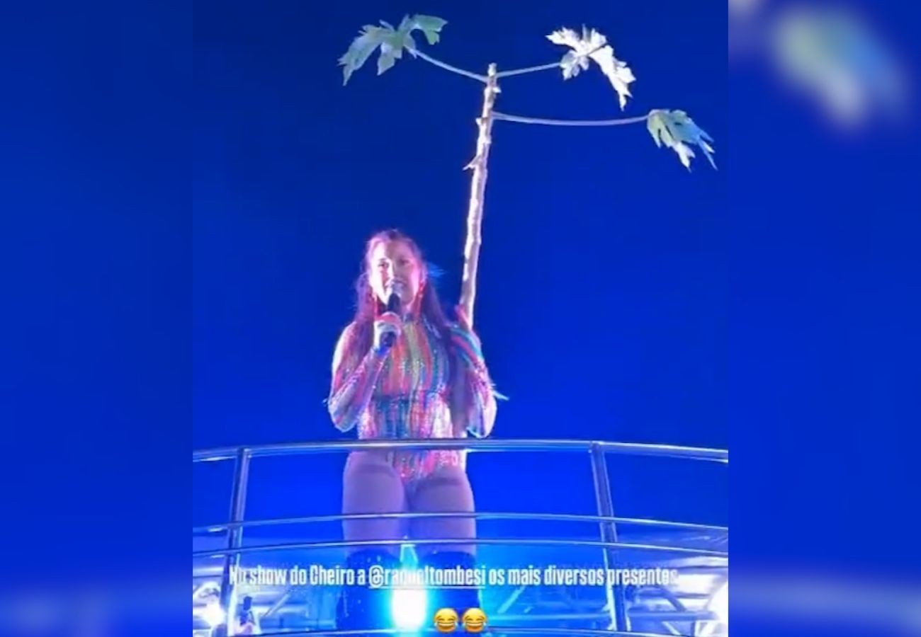 vocalista-do-cheiro-de-amor-ganha-presente-inusitado-durante-show-|-g1
