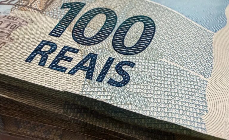 Dólar cai para R$ 5,07, menor nível em um mês; bolsa fica estável