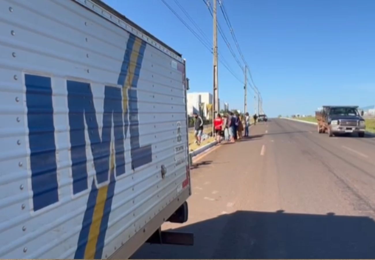 Motociclista morre após moto bater contra poste na BR-153 | G1