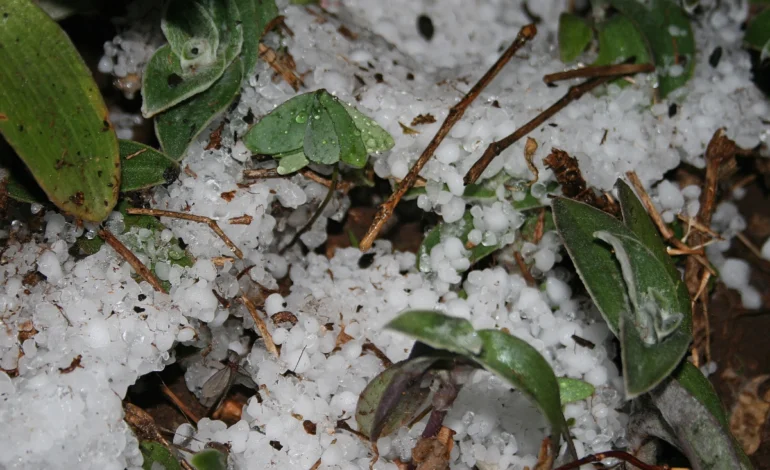 Chuva com granizo e ventos de 85 km/h destelha mais de mil casas no RS – ClimaInfo