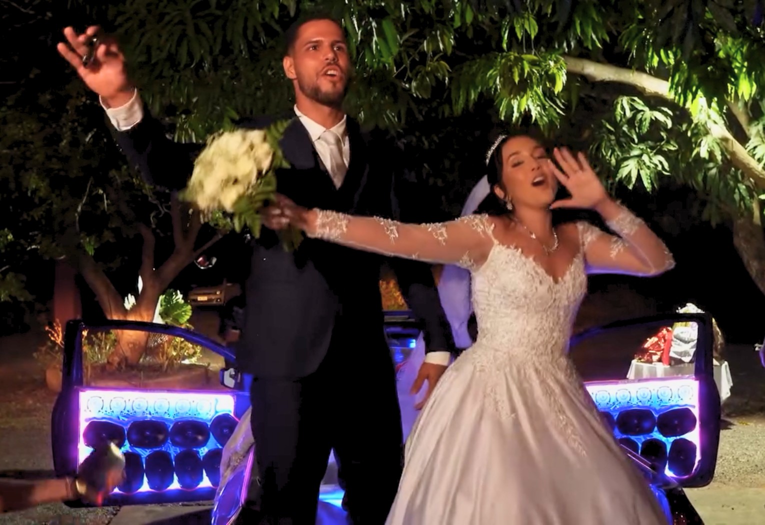 noivos-chegam-a-festa-de-casamento-com-som-automotivo-no-to-|-g1