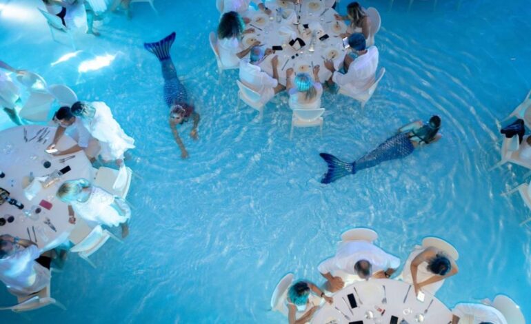 Jantar dentro de piscina com