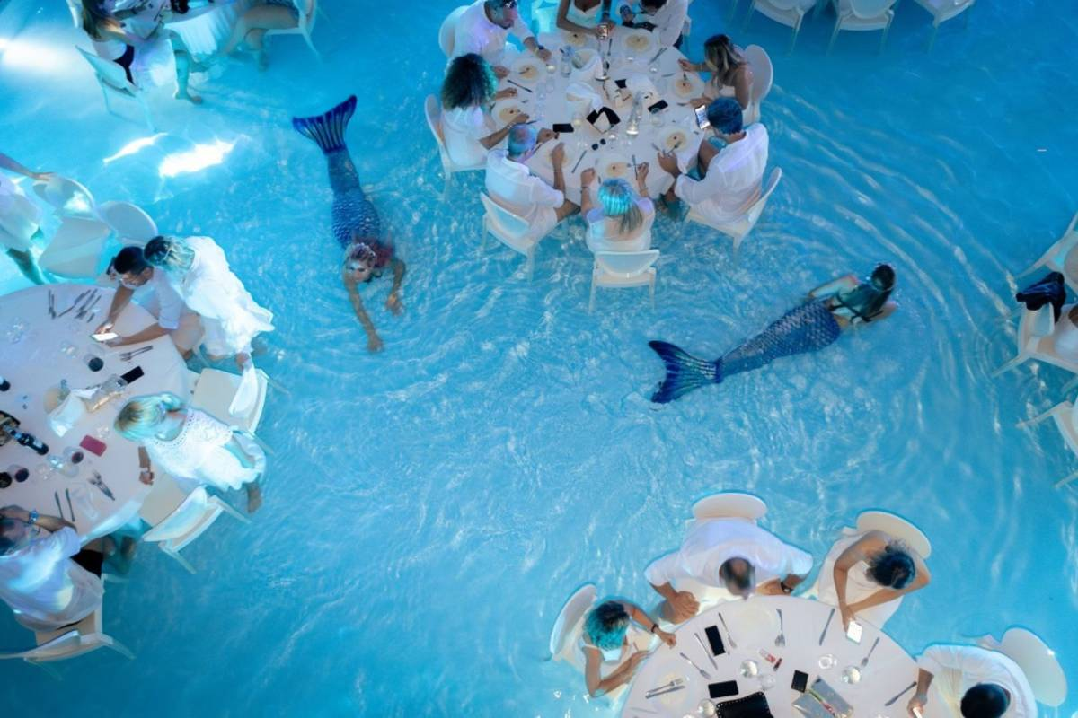 jantar-dentro-de-piscina-com