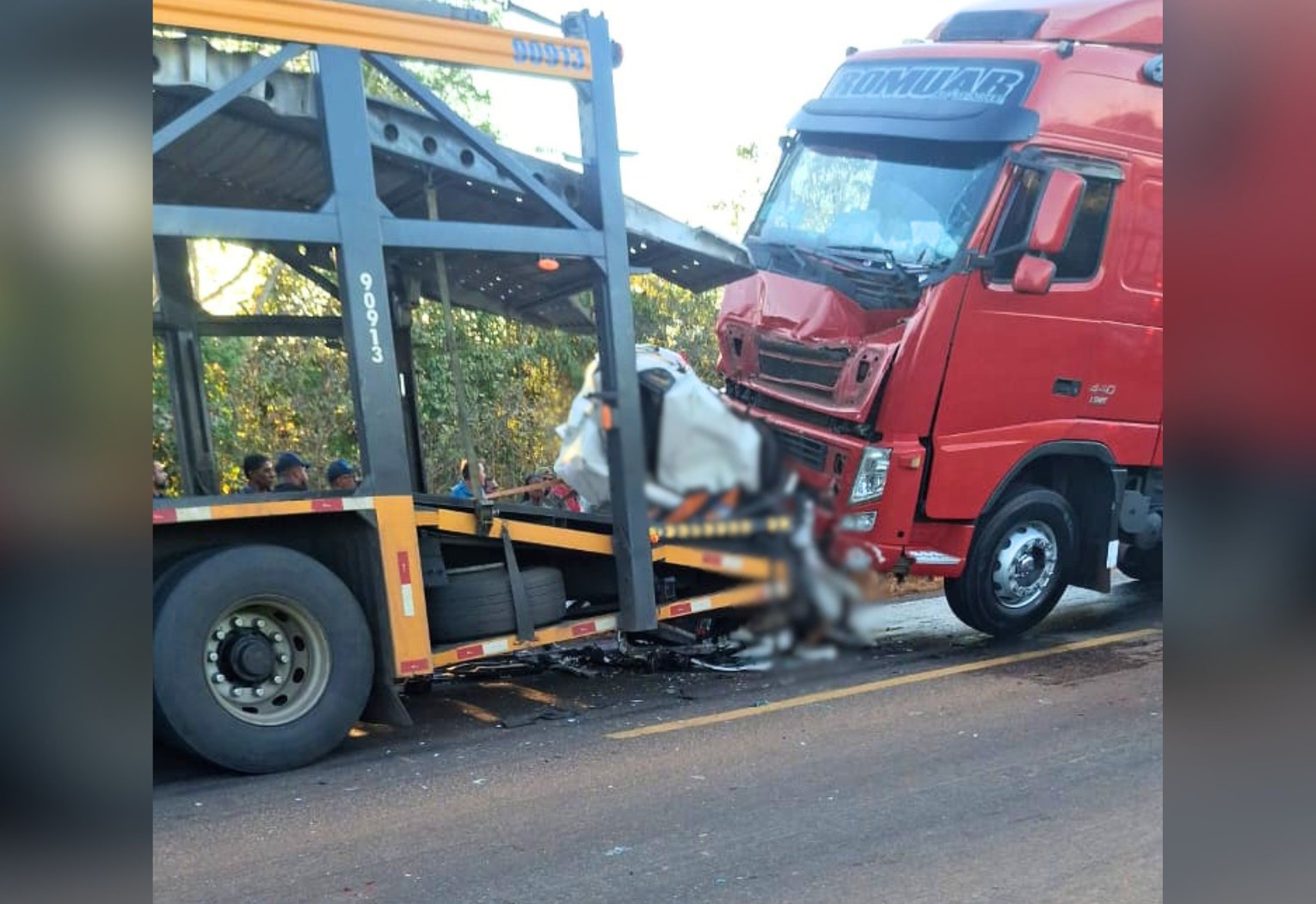 acidente-com-carro-prensado-entre-carretas-deixa-dois-mortos-na-br-153-|-g1
