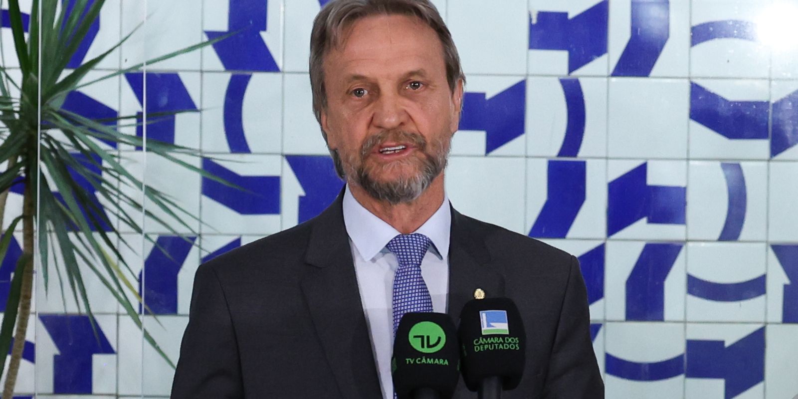 lider-do-pt-passa-mal-e-camara-suspende-votacoes