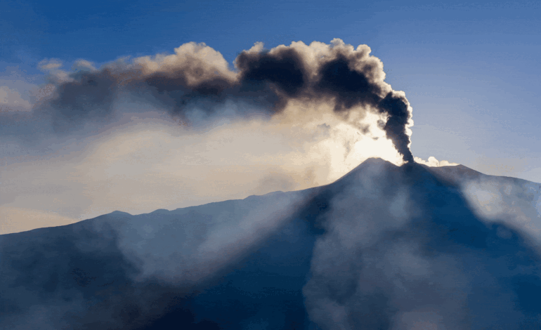 erupcao-do-etna-atrai-multidao-de-turistas-na-italia;-veja-fotos-|-g1