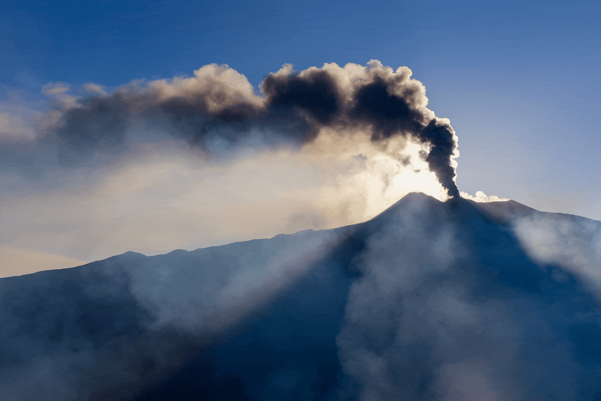 Erupção do Etna atrai multidão de turistas na Itália; veja FOTOS | G1
