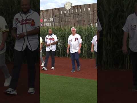 chills-as-these-hall-of-famers-arrive-to-mlb-at-field-of-dreams