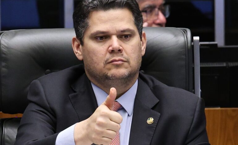 Alcolumbre destrava PEC do fim da 6×1 após conversas com Lula