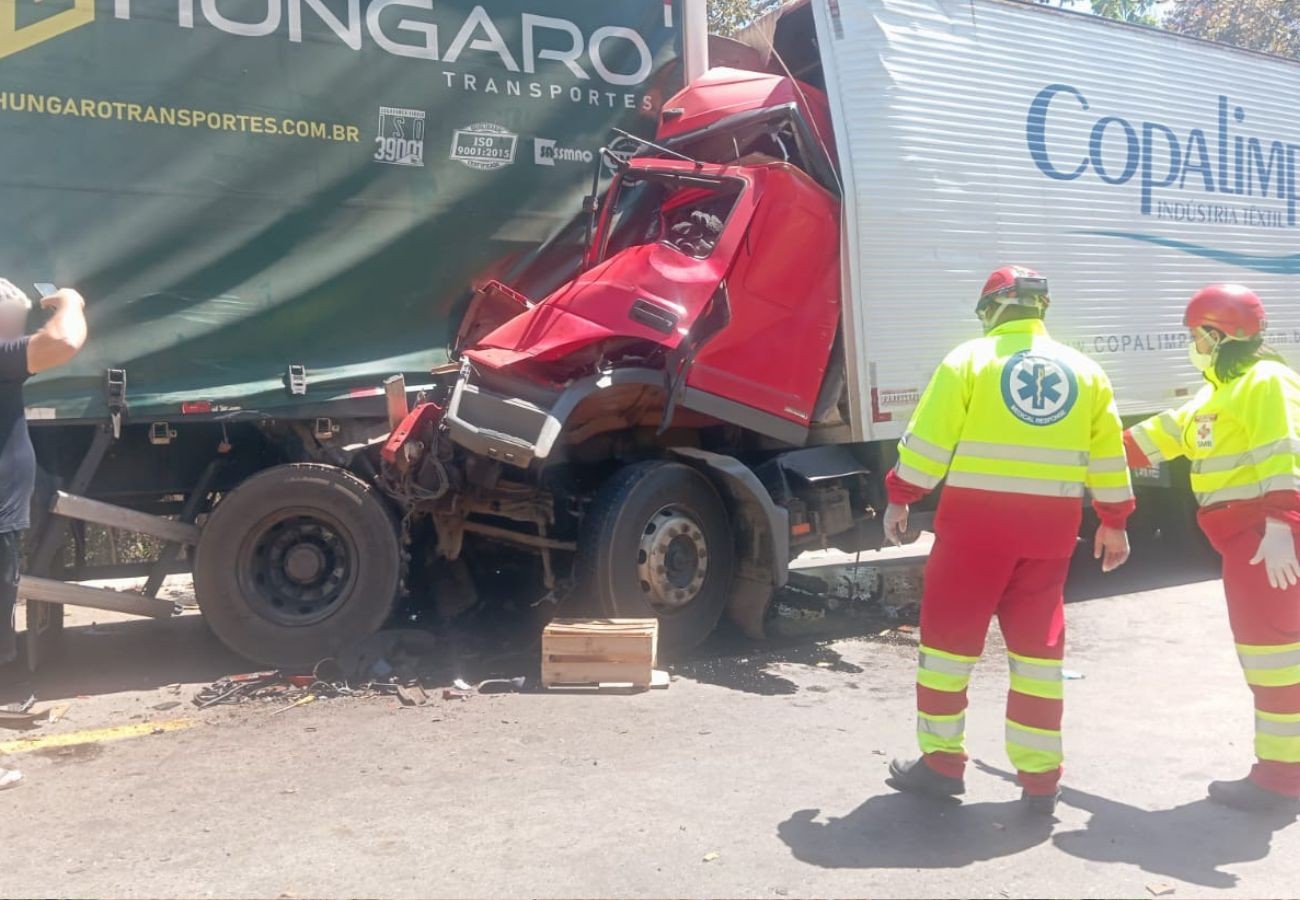 acidente-entre-caminhoes-deixa-tres-mortos-na-br-153-|-g1
