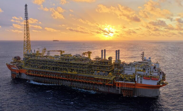 Navio-plataforma da Petrobras atinge produção máxima no pré-sal