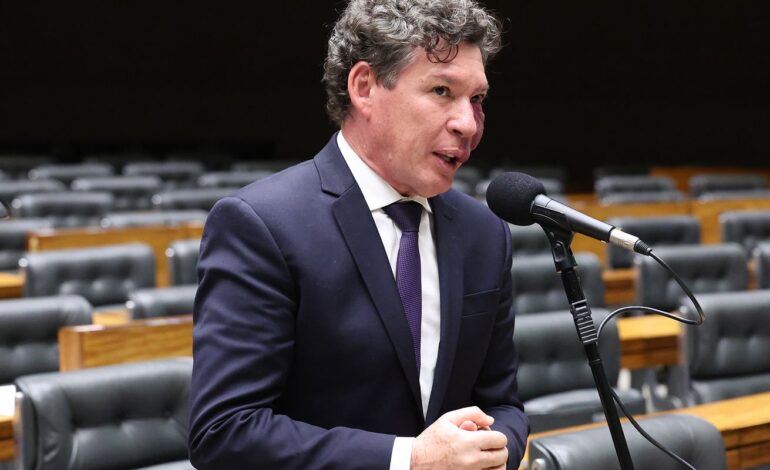 hugo-motta-indica-presidente-da-comissao-da-mp-da-taxa-das-blusinhas