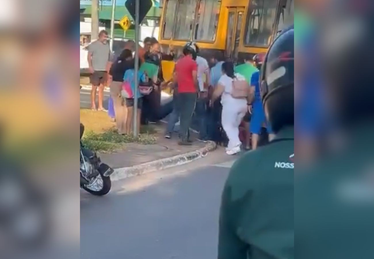 mulher-fica-debaixo-de-onibus-e-e-resgatada-por-pedestres-|-g1