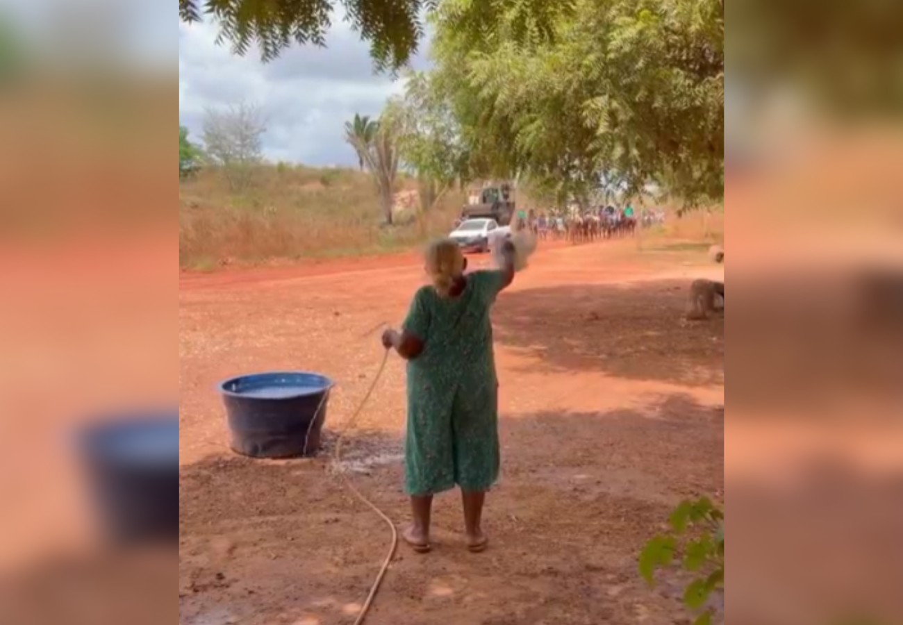 moradora-chama-atencao-ao-oferecer-agua-a-cavalos-durante-cavalga-|-g1