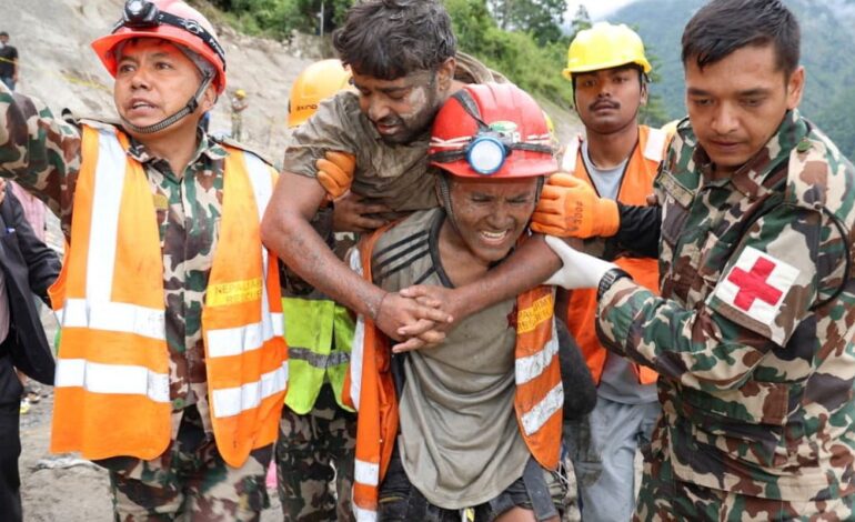Equipes de resgate do Nepal buscam 900 trabalhadores de hidrelétricas