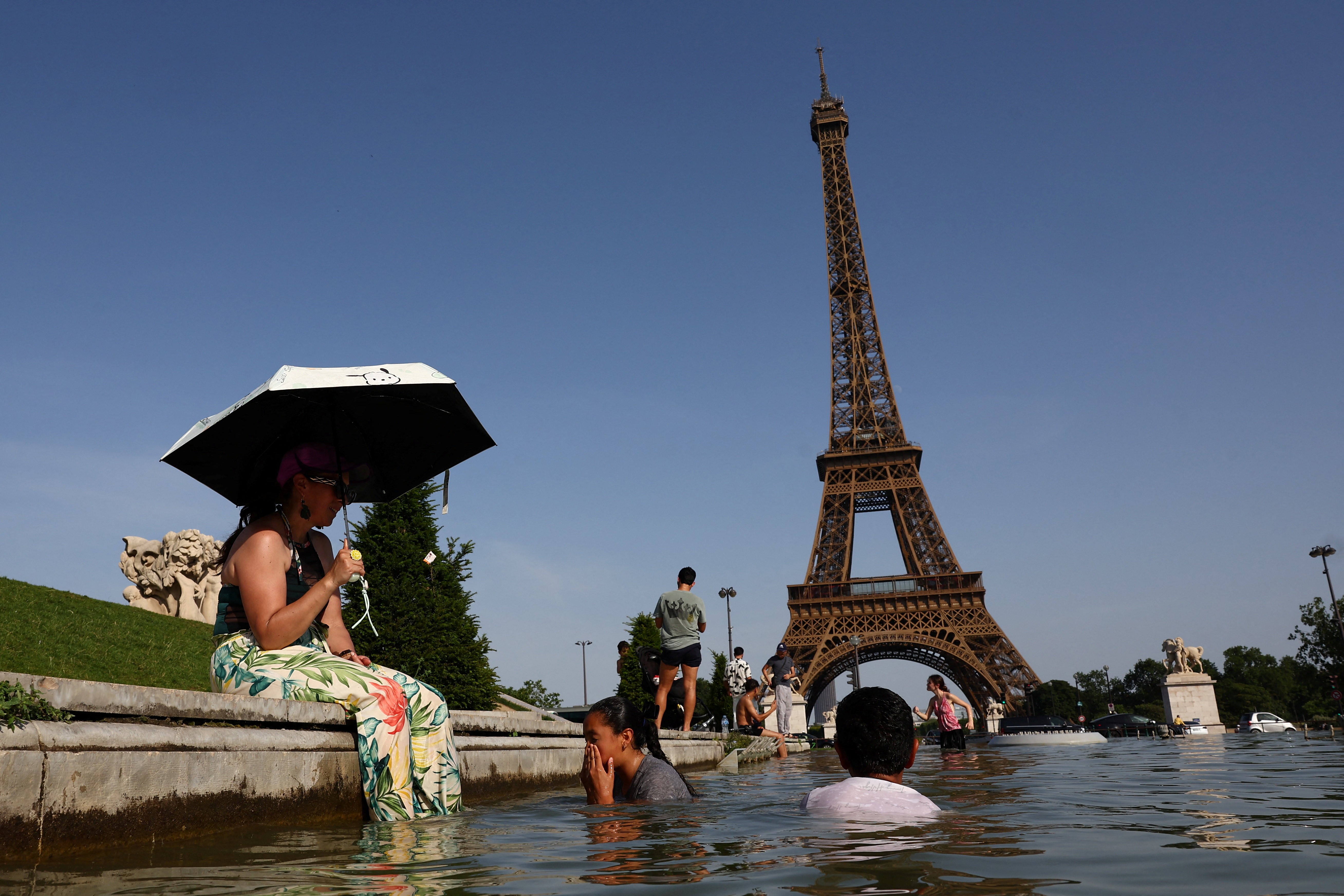Paris investiga misoginia em visita de grupo hindu à Torre Eiffel | G1