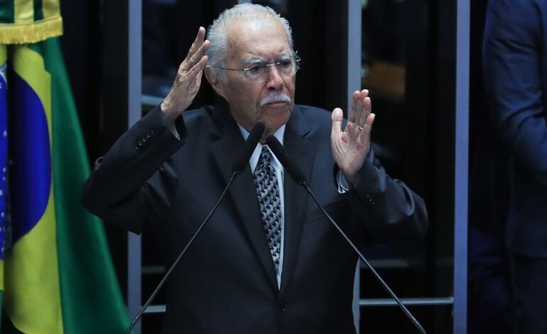 Ex-presidente José Sarney é internado com quadro de pneumonia