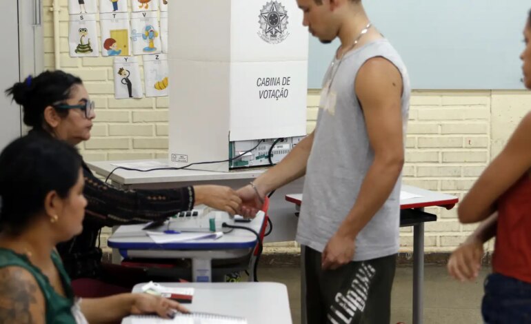 Caminhos da Reportagem: importância do voto para jovens e idosos