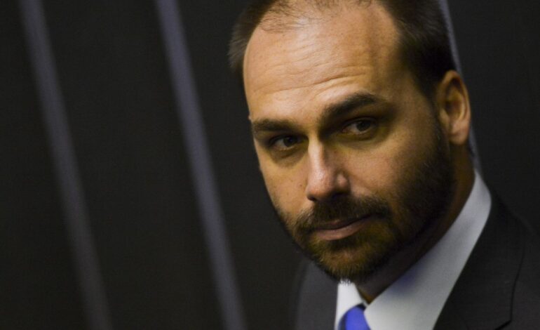 ministerio-da-justica-demite-eduardo-bolsonaro-por-abandono-de-cargo