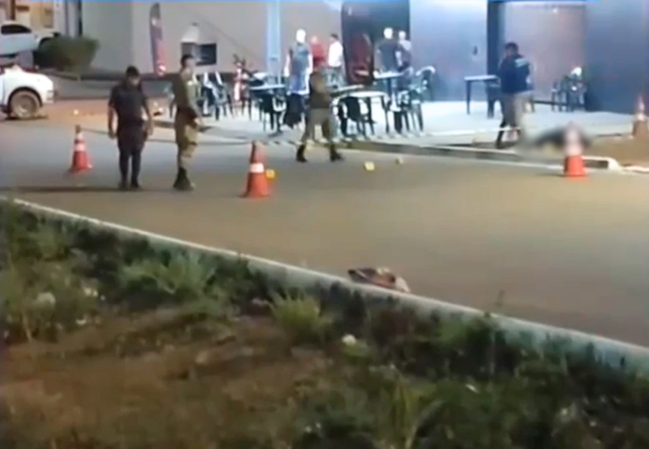 criminosos-de-moto-matam-homem-a-tiros-em-estabelecimento-comercial-|-g1
