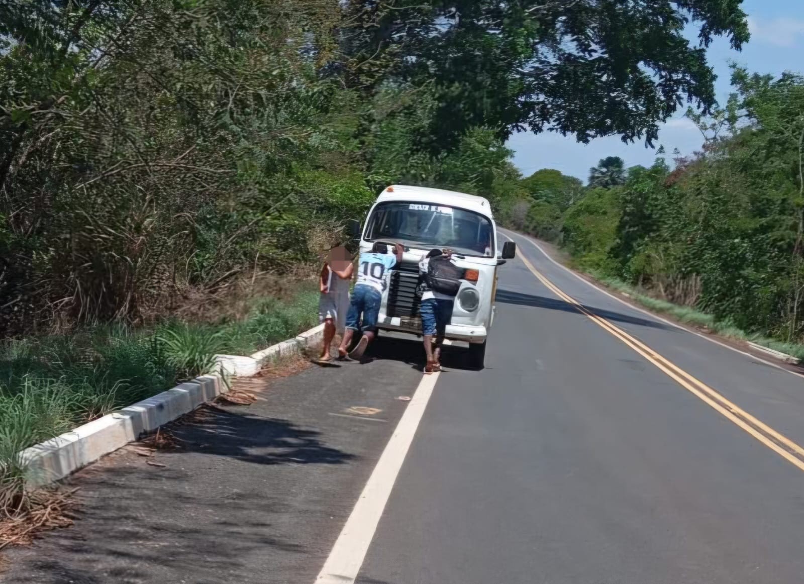alunos-empurram-veiculo-de-transporte-escolar-para-chegar-a-escola-|-g1
