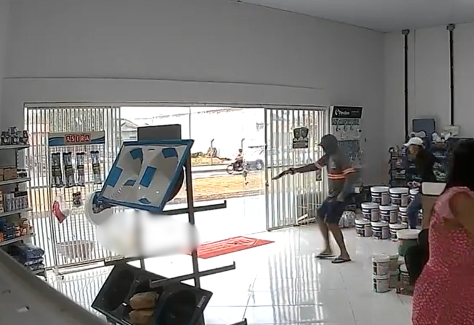 homem-e-morto-a-tiros-dentro-de-comercio-no-interior-do-to;-video-|-g1
