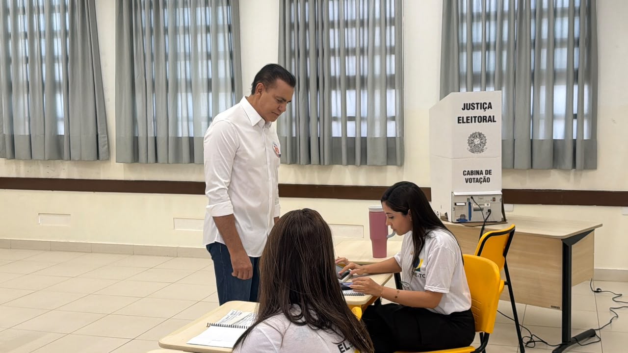 Ataídes Oliveira (Novo) vota em Palmas | G1