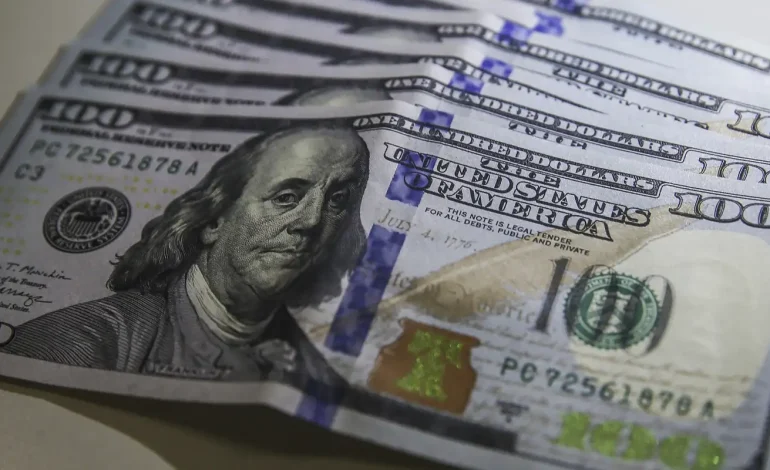 Dólar volta a R$ 5 com ambiente externo e ajuste pós-eleitoral