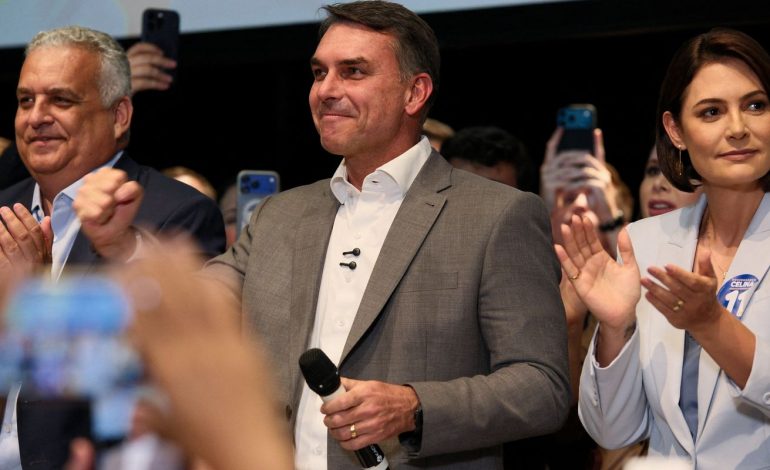 flavio-bolsonaro-recebe-apoio-de-partidos-e-fala-em-mudar-constituicao