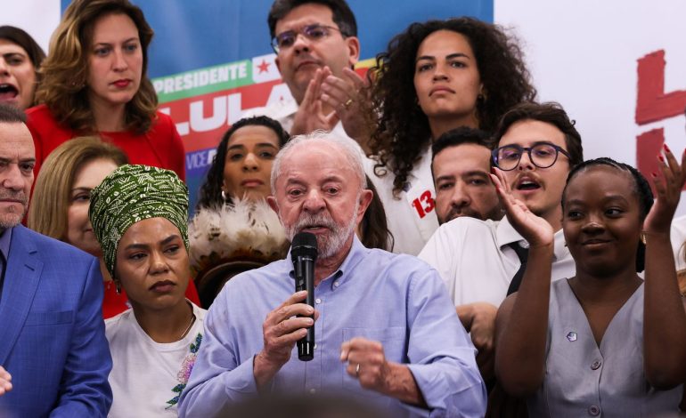 Lula cobra Flávio Bolsonaro sobre apoio ao fim da escala 6×1