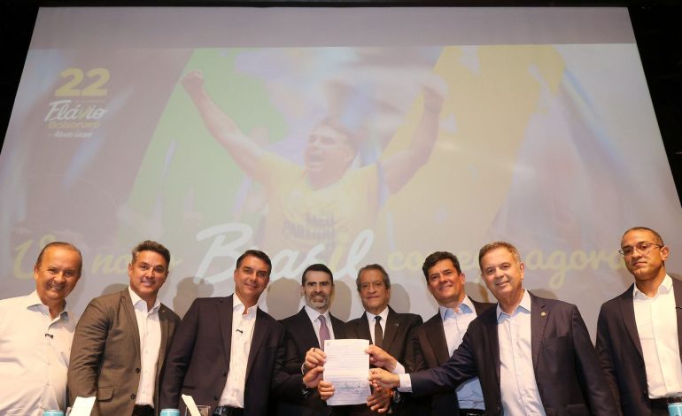 Flávio Bolsonaro recebe apoio de governadores eleitos e Cury