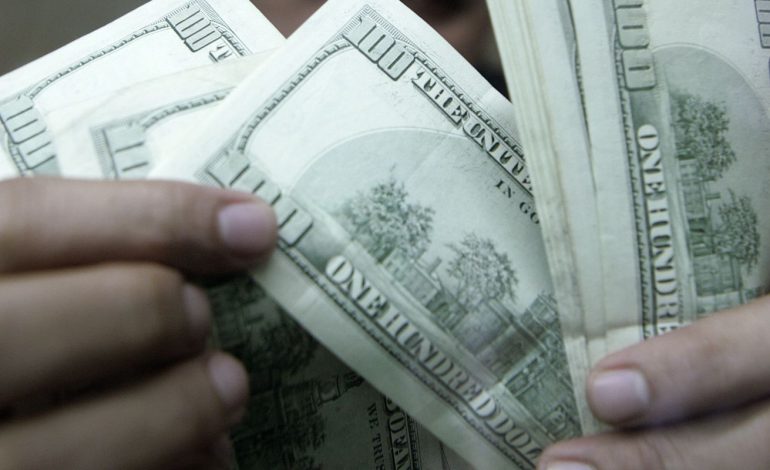 Dólar cai a R$ 4,98 e acumula perda de 4,44% na semana