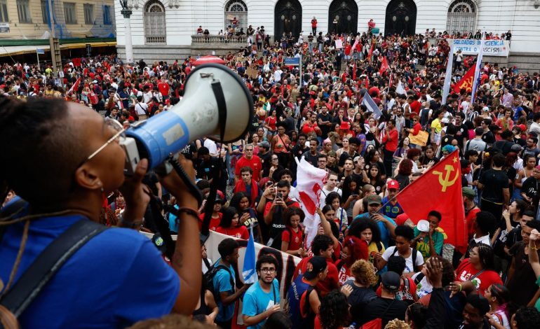 estudantes-fazem-atos-pelo-pais-em-apoio-a-lula