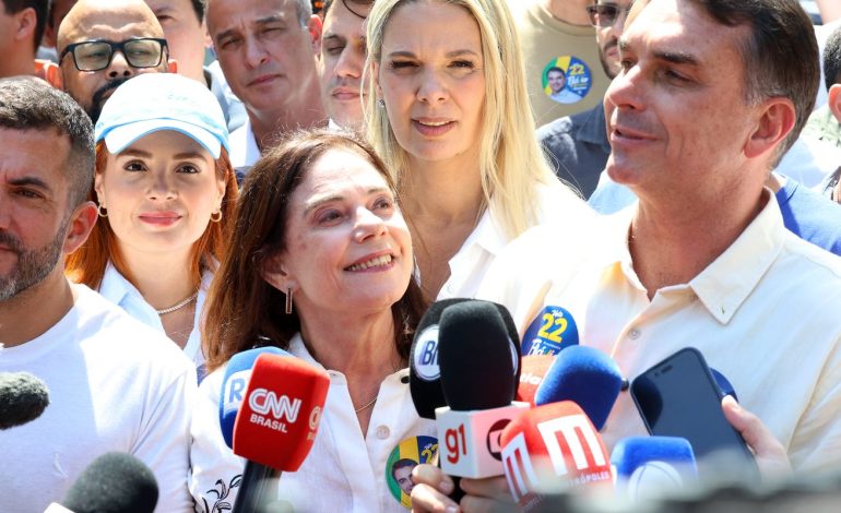 flavio-bolsonaro-faz-ato-no-rio-ao-lado-de-douglas-ruas
