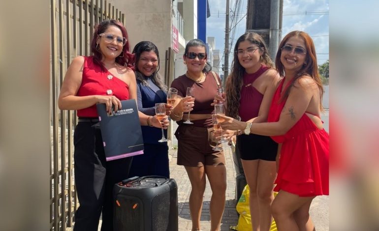 mulher-comemora-divorcio-com-espumante-e-musica-na-saida-de-cartorio-|-g1