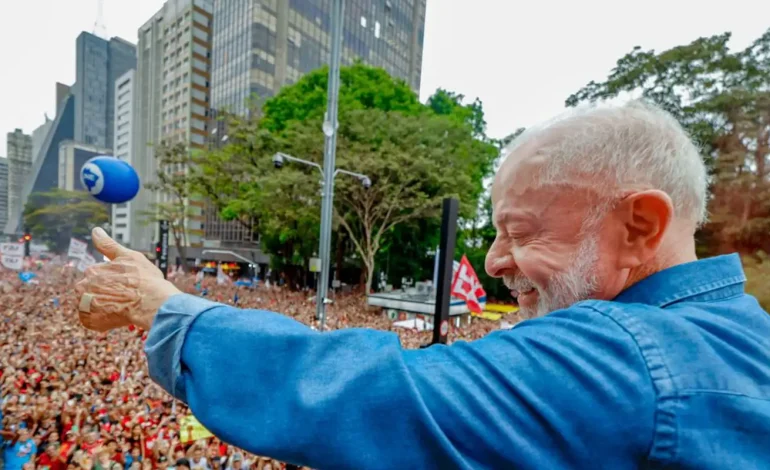 ato-pela-reeleicao-de-lula-leva-milhares-a-avenida-paulista