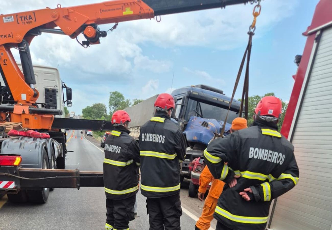 duas-pessoas-morrem-apos-carro-bater-de-frente-com-caminhao-na-br-153-|-g1
