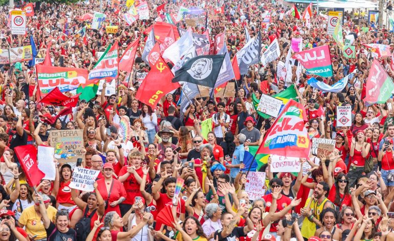 milhares-ocupam-copacabana-em-ato-pela-democracia-e-em-apoio-a-lula