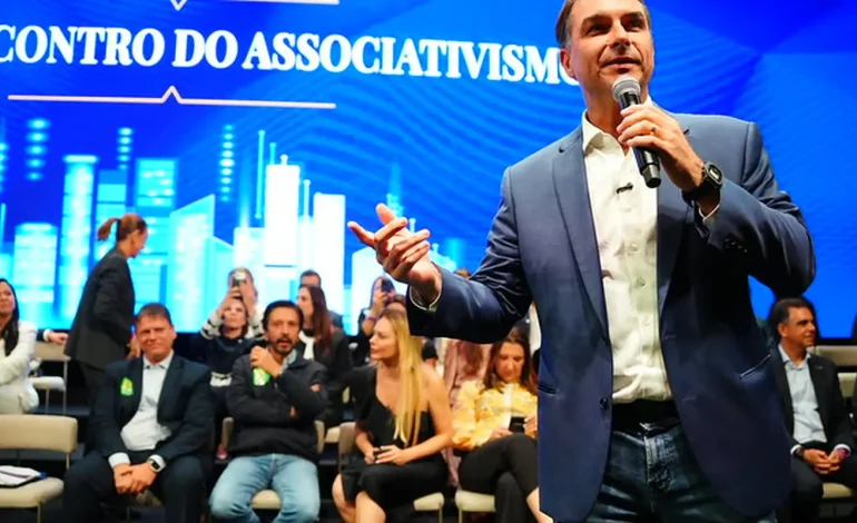 Flávio faz visita ao pai em prisão domiciliar e recebe apoios em SP